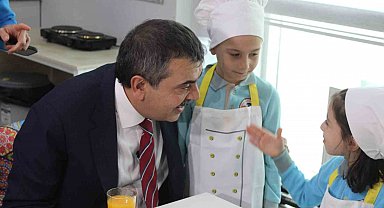 Bakan Tekin'den Aydınlı miniklere halı saha sözü