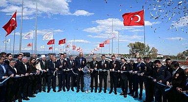 Bakan Uraloğlu: "Eskiden hemzemin kavşakta hizmet veren sinyalizasyon sistemini devre dışı bırakarak trafiğin dur-kalk yapmaksızın akışını sağladık"