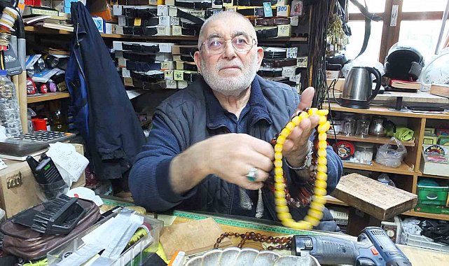 Balıkesir'de 71 yaşındaki Cevat Dede tespih dizerek para kazanıyor