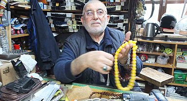 Balıkesir'de 71 yaşındaki Cevat Dede tespih dizerek para kazanıyor