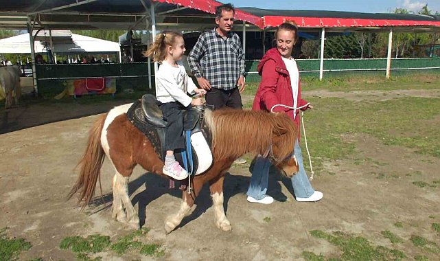 Balıkesir'de çocukların at binme sevinci