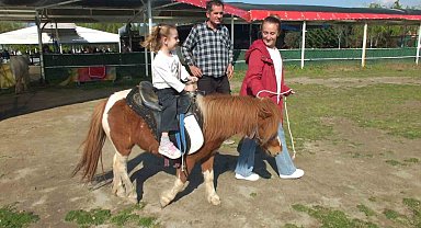 Balıkesir'de çocukların at binme sevinci