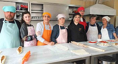 Balıkesir'de özel gençler mutfağa girdi pide ve pizza yaptı