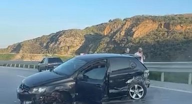 Balıkesir'de trafik kazası; araç bariyerlere çarptı