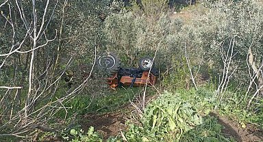 Balıkesir'de traktör şarampole uçtu; 2 yaralı