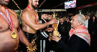 Balıkesirli güreşçi Enes Doğan, Kepez'de başpehlivan oldu