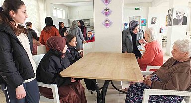 Balıkesirli öğrenciler yaşlıları sevindirdi