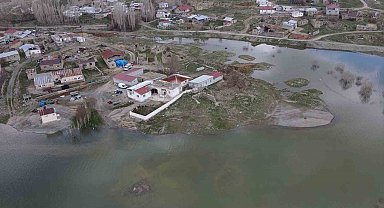 Baraj suları taştı, evler gölün ortasında kaldı