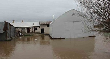 Baraj taştı, köy tamamen sular altında kaldı