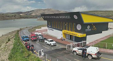 Barajda sörfleri alabora olan 2 kişi kurtarıldı