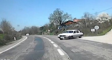 Bartın'da 2 otomobil kafa kafaya çarpıştı