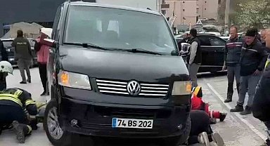 Bartın'da feci kaza: Aracın altında kalan kadını ekipler kurtardı