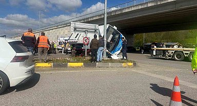 Bartın'da halk otobüsü otomobilin üzerine devrildi: 44 yaralı