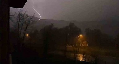 Bartın'da şimşekler geceyi aydınlattı, dolu yağışı şehri beyaza bürüdü