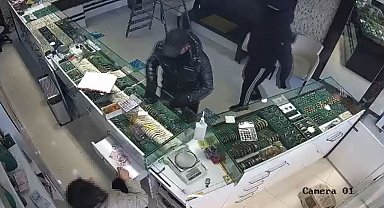 Başakşehir'de kuyumcuda soygun girişimi: İşletme sahibinin çığlıklarıyla kaçtılar