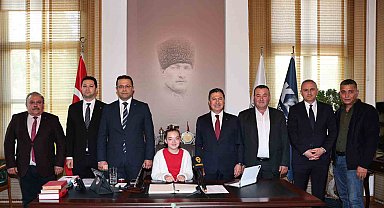 Başkan Aras, koltuğunu minik Azra'ya devretti