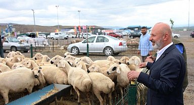 Başkan Çolakbayrakdar: "Kurban hizmetinde öncü, Türkiye'de sayılı belediyeyiz"