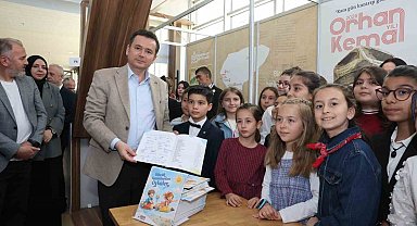Başkan Erkan Aydın Bursa 23. Kitap Fuarı'nda çocuk yazarlarla buluştu
