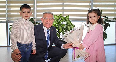 Başkan Güler, koltuğunu minik öğrencilere devretti