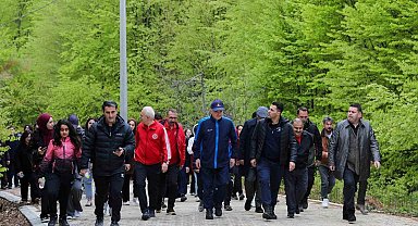 Başkan Özlü, gençlerle doğa yürüyüşü yaptı