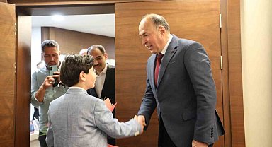 Başkan Şerif Arslan koltuğunu Harun Alp'e devretti