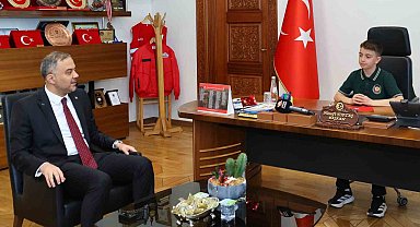 Başkan Toptaş, 23 Nisan'da koltuğunu minik Halil'e devretti