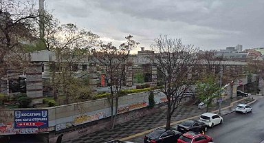 Başkent'te aniden başlayan fırtına vatandaşlara zor anlar yaşattı