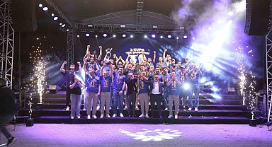 Basketbol Süper Ligi'ne yükselen Çayırova Belediyesi'nde şampiyonluk coşkusu