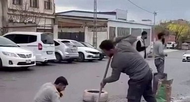 Batman'da esnaf yoldaki çukurları kendi imkanlarıyla kapatıyor