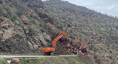 Batman'da yola düşen kayaların kapattığı grup köy yolu ulaşıma açıldı