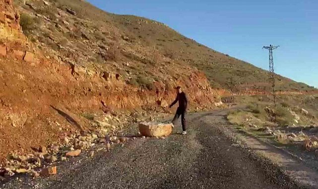 Batman'da yolu kapatan kayaları beden eğitimi öğretmeni temizledi