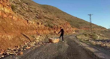 Batman'da yolu kapatan kayaları beden eğitimi öğretmeni temizledi