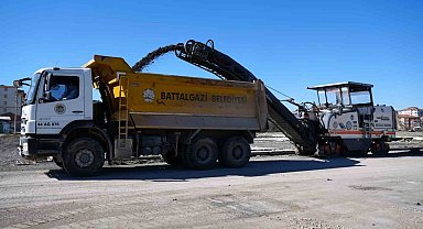 Battalgazi'de sökülen asfalt kırsal yollarda değerlendiriliyor