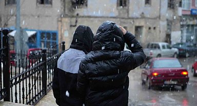 Bayburt kent merkezinde ve yüksek kesimlerde kar yağışı etkili oldu