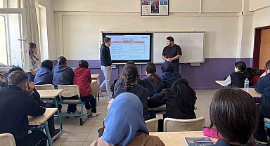 Bayburt'ta lise öğrencilerine yapay zekâ ve dijital yetkinlik eğitimi verildi