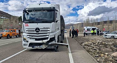 Bayburt'ta tır otomobile çarptı: 3 yaralı