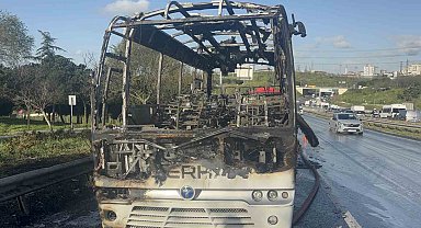 Bayrampaşa'da minibüs alevlere teslim oldu