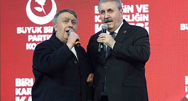 BBP Genel Başkanı Destici, Kocaeli'deki kongrede İsmail Türüt ile sahneye çıkıp türkü söyledi
