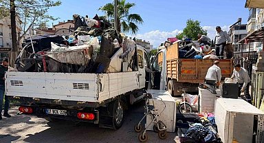 Belediye boşaltıyor, o dolduruyor: Daha önce 2 operasyonda 16 kamyon çöp çıkan evden 4 kamyon daha çöp çıktı
