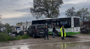 Belediye otobüsü ile nakliye kamyonu çarpıştı: 2 yaralı