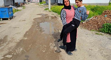 Belediye yolu yapmadı, engelli evladıyla perişan oldu