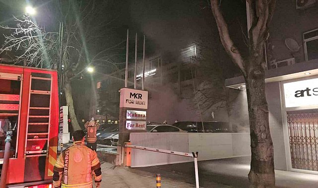 Beşiktaş'ta araç kiralama şirketinde çıkan yangında yaklaşık 100 milyon değerinde 15 araç alevlere teslim oldu