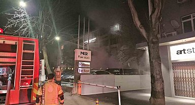 Beşiktaş'ta araç kiralama şirketinde çıkan yangında yaklaşık 100 milyon değerinde 15 araç alevlere teslim oldu