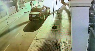 Beşiktaş'ta lüks araçların kundaklandığı ve villaya ateş açıldığı anlar güvenlik kamerasına yansıdı