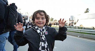 Beşiktaşlı taraftarlar derbi için Kadıköy'de