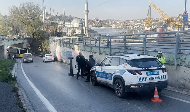 Beyoğlu'nda hafif ticari araç devrildi: Sürücü kazayı yara almadan atlattı