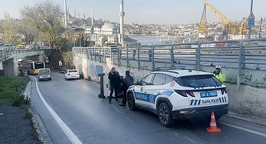 Beyoğlu'nda hafif ticari araç devrildi: Sürücü kazayı yara almadan atlattı