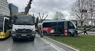 Beyoğlu'nda minibüs ile otomobil çarpıştı: 5 yaralı