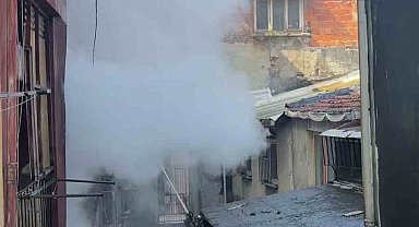 Beyoğlu'nda yangında mahsur kalan 2 kişi itfaiye ekiplerince kurtarıldı