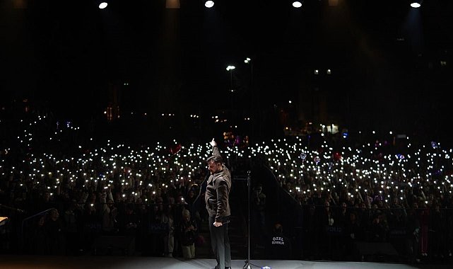 Bilecik Cumhuriyet Meydanı'nda Ekin Uzunlar konseri